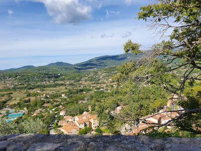 Fayence cite de caractere paysage de la tour de l horloge routes touristiques du var guide touristique de la provence alpes cote d azur