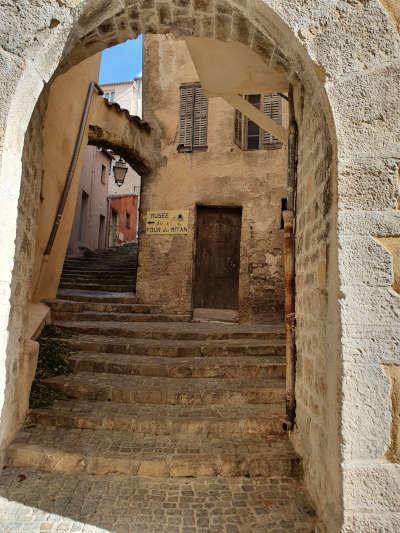 Fayence cite de caractere porte et calade routes touristiques du var guide touristique de la provence alpes cote d azur