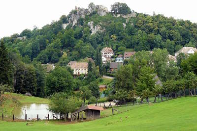 Ferrette le chateau route des carpes frites guide du tourisme du haut rhin alsace