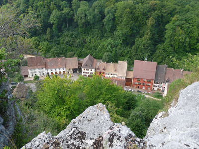 Ferrette vue du village depuis le chateau route des carpes frites guide du tourisme du haut rhin alsace