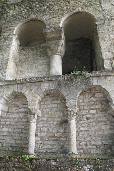 Flavigny sur ozerain abbaye saint pierre vue exterieure de l abside carolingienne routes touristiques de la cote d or guide touristique de bourgogne