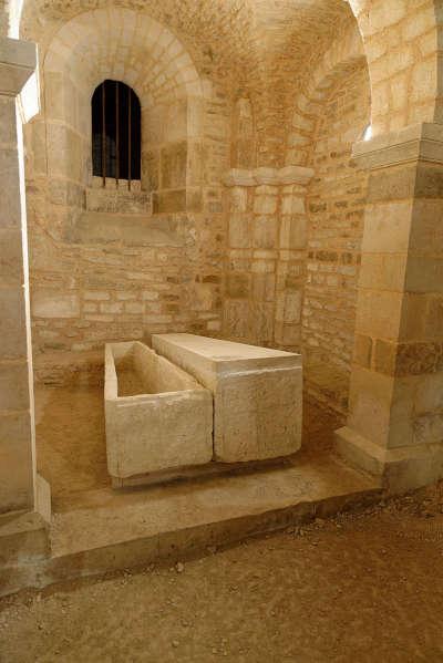 Flavigny sur ozerain crypte de l abbaye saint pierre collateral sud routes touristiques de la cote d or guide touristique de bourgogne