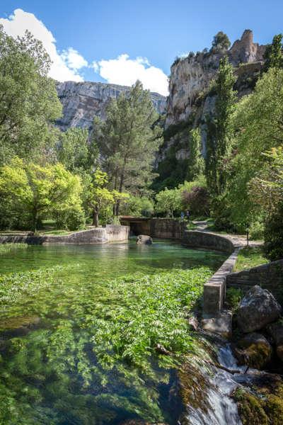 Fontaine de vaucluse grand site de france chateau routes touristiques du vaucluse guide touristique de provence alpes cote d azur