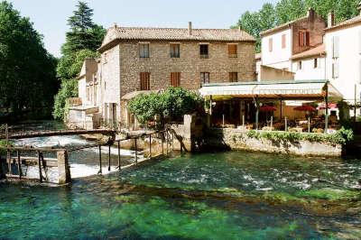 Fontaine de vaucluse grand site de france la sorgue routes touristiques du vaucluse guide touristique de provence alpes cote d azur