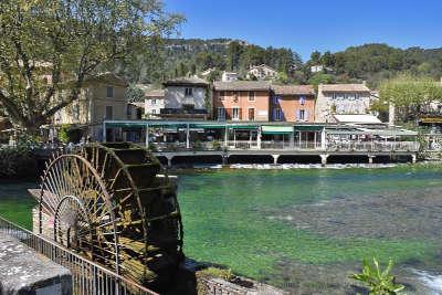 Fontaine de vaucluse grand site de france roue a aube routes touristiques du vaucluse guide touristique de provence alpes cote d azur