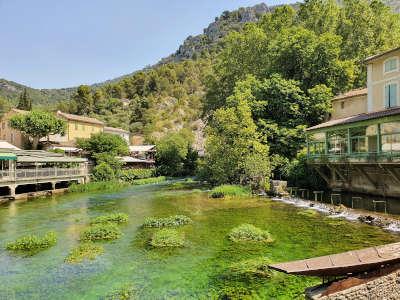 Fontaine de vaucluse routes touristiques du vaucluse guide touristique de la provence alpes cote d azur