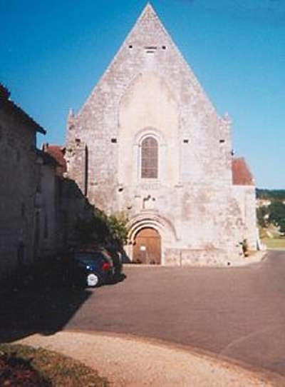 Fontaine le comte facade de l abbatiale route des abbayes et monuments du haut poitou guide du tourisme de la vienne