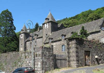 Fontanges chateau de lamarge routes touristiques du cantal guide touristique de l auvergne