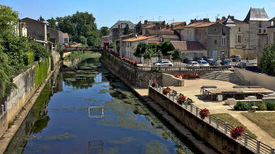 Fontenay le comte ville d art et d histoire le pont des sardines sur la vendee routes touristiques en vendee guide du tourisme du pays de la loire