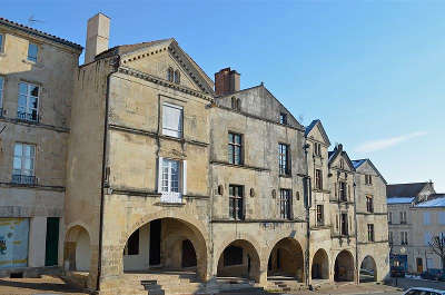 Fontenay le comte ville d art et d histoire place belliard routes touristiques en vendee guide du tourisme du pays de la loire