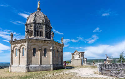 Forcalquier chapelle notre dame de provence et son carillon a la citadelle routes touristique des alpes de haute provence guide du tourisme provence alpes cote d azur