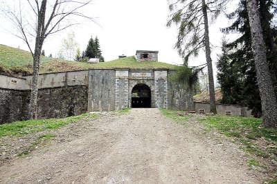 Fort du mont entree du fort routes touristique de la savoie guide touristique de rhone alpes