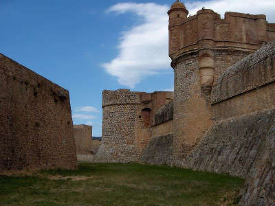 Forteresse de salses route en terre catalane guide du tourisme des pyrenees orientales