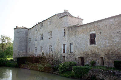 Fources le chateau routes touristiques du gers guide du tourisme midi pyrenees