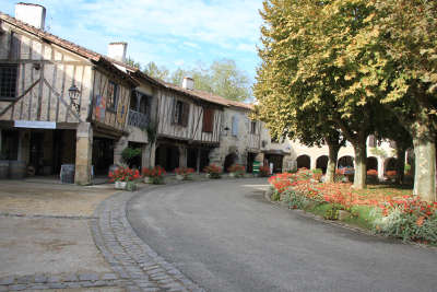 Fources maison a colombage et la place routes touristiques du gers guide du tourisme midi pyrenees