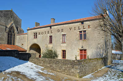 Foussais payre petite cite de caractere hotel de ville ancien prieure routes touristiques de vendee guide du tourisme du pays de la loire