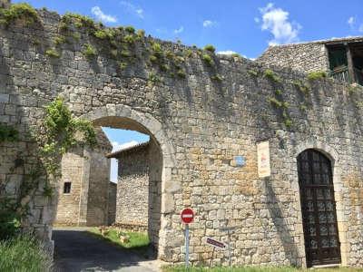 Frespech porte des remparts routes touristiques du lot et garonne guide du tourisme d aquitaine