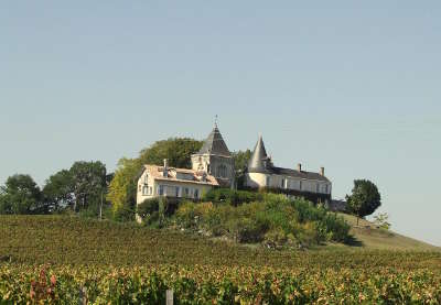 Fronsac chateau au lieu dit richelieu route du patrimoine route des vins de bordeaux guide du tourisme de la gironde aquitaine
