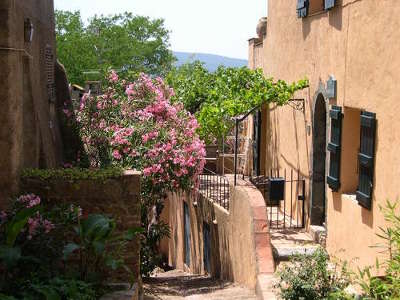 Gassin plus beau village ruelle routes touristiques du var guide du tourisme de la provence alpes cote d azur