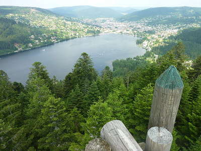 Gerardmer vue de gerardmer depuis la tour de merelle routes touristiques des vosges guide du tourisme de lorraine