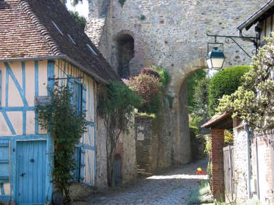 Gerberoy plus beau village la rue du chateau et la maison bleue routes touristique de l oise guide touristique de picardie