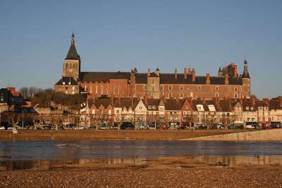 Gien le chateau routes touristiques dans la nievre guide du tourisme en bourgogne