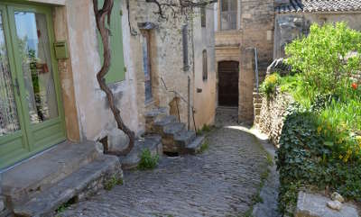 Gordes plus beau village calades routes touristiques du vaucluse guide du tourisme de provence alpes cote d azur