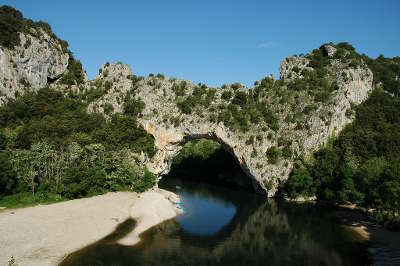 Gorges de l ardeche grand site de france le pont d arc porte d entree naturelle des gorges de l ardeche routes touristiques de ardeche guide du tourisme du rhone alpes