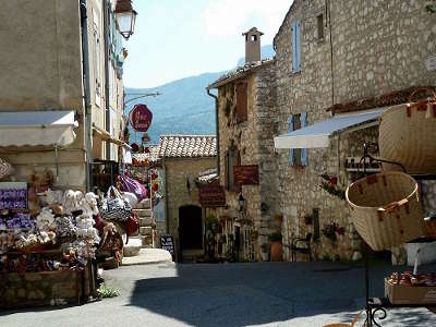 Gourdon plus beau village village perche medievale ruelle routes touristique des alpes maritime guide du tourisme provence alpes cote d azur