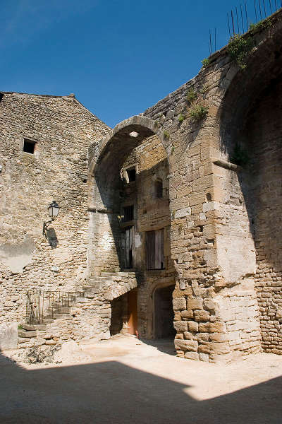 Grange templiere a richerenches route des vins de l enclave des papes guide du tourisme du vaucluse