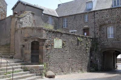 Granville ruelle de la haute ville routes touristiques de la manche guide touristique de normandie