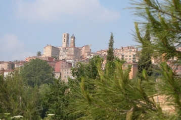 Grasse vue de la vielle ville route napoleon route touristique en france