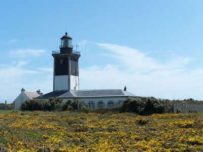 Groix le phare de pen men routes touristiques dans le morbihan guide du tourisme en bretagne