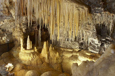 Grotte de la clamouse le couloir blanc ornee d innombrable cristaux d aragonites routes touristique de l herault guide du tourisme du languedoc roussillon
