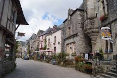 Guemene sur scorff centre vieille ville routes touristiques dans le morbihan guide du tourisme en bretagne