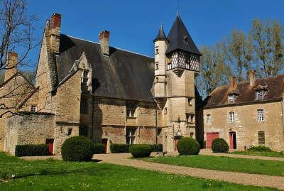 Guerigny cite de caractere chateau villemenant royales routes touristiques de la nievre guide touristique de bourgogne