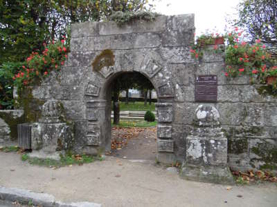 Guerlesquin entree du jardin public de la place du champ de bataille petite cite de caractere routes touristiques dans le finistere guide du tourisme en bretagne