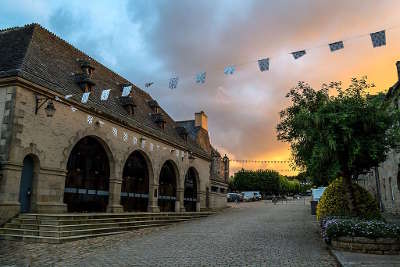 Guerlesquin les halles dont les premieres fut construites vers 1525 petite cite de caractere routes touristiques dans le finistere guide du tourisme en bretagne 1