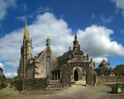 Guimiliau circuit des enclos paroissiaux du pays de landivisiau routes touristiques dans le finistere guide du tourisme e