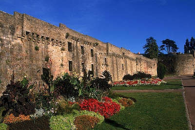 Hennebont les remparts routes touristiques dans le morbihan guide du tourisme en bretagne