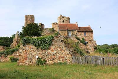 Herisson petite cite de caractere chateaux vue generale et ancienne chapelle routes touristiques de l allier guide touristique de l auvergne