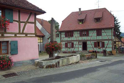 Hirsingue fontaine de la rue de ferrette routes des carpes frites guide du tourisme du haut rhin alsace