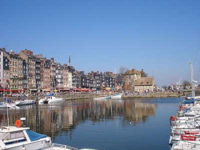 Honfleur le vieux bassin routes touristiques du calvados guide touristique de normandie