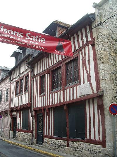 Honfleur les maisons satie routes touristiques du calvados guide touristique de normandie