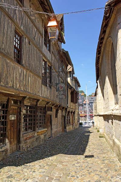 Honfleur ruelle routes touristiques du calvados guide touristique de normandie