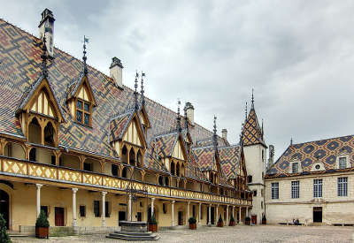 Hospices de beaune la cour de l hotel dieu routes touristiques en cote d or guide du tourisme en bourgogne