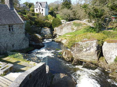 Huelgoat le chaos de la riviere d argent juste en aval du moulin routes touristiques dans le finistere guide du tourisme en bretagne