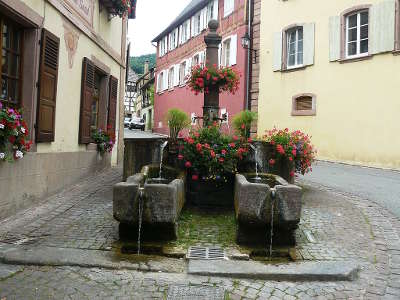 Hunawihr fontaine du xviiie siecle avec ses deux bassins secondaires routes touristiques du haut rhin guide du tourisme alsace