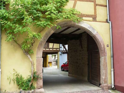 Hunawihr portique d une ancienne cave vinicole routes touristiques du haut rhin guide du tourisme alsace