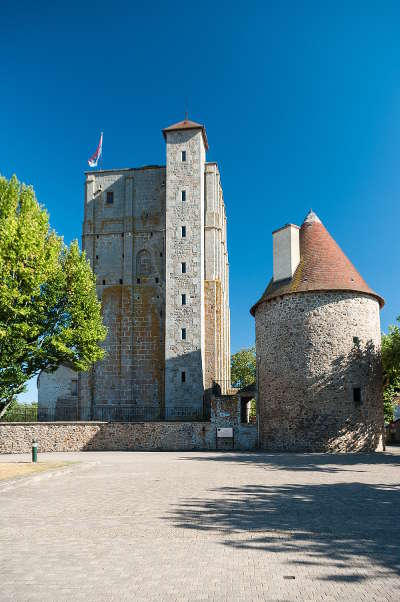 Huriel le donjon roman route de montlucon a la foret de troncais routes touristiques de l allier guide touristique auvergne